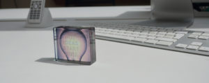 Denkraum Schreibtisch mit Dekoelement mit Aufschrift “Hot Ideas start here“